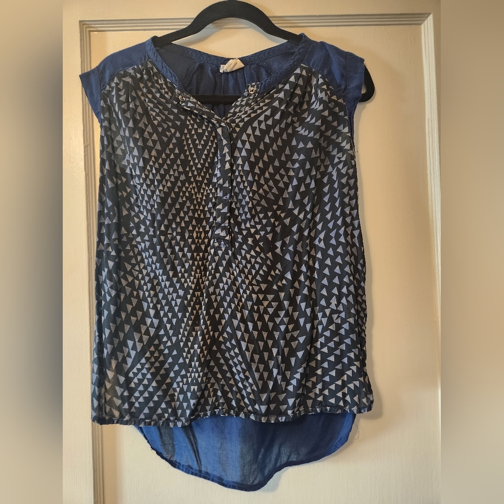 Converse sleeveless blouse
